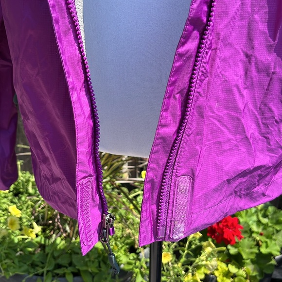 Stormtech Performance Rain and Windbreaker Jacket. Size Medium - Picture 7 of 16